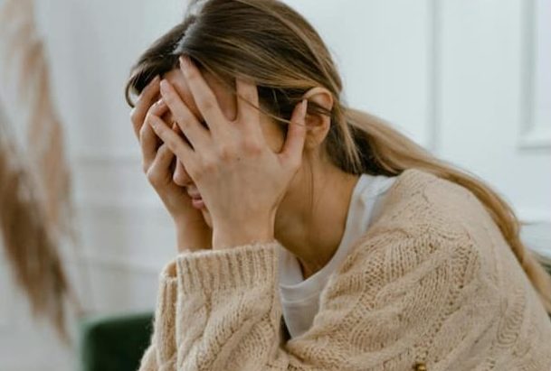 महिलाओं में हार्ट अटैक के लक्षण पुरुषों से अलग क्यों होते हैं? जानिए क्या है दोनों में अंतर