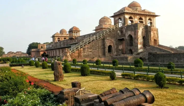 मांडू पर्यटन: प्रेम, स्थापत्य कला और इतिहास से सजी एक अद्वितीय नगरी