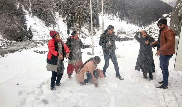 सोनमर्ग एक ऐसा पर्यटन स्थल है जो प्रकृति की गोद में बसा है, जहाँ हर कदम पर प्राकृतिक सुंदरता झलकती है।