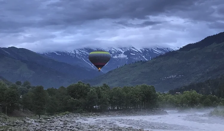 Travel Tips: मानसून में भारत की ये जगहें घूमने के लिए हो सकती हैं जोखिम भरी, मुश्किल में पड़ सकते हैं आप