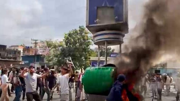 काठमांडू एयरपोर्ट पर अफरा-तफरी, भारी बवाल के चलते एक घंटे से कोई उड़ान नहीं भर सकी।