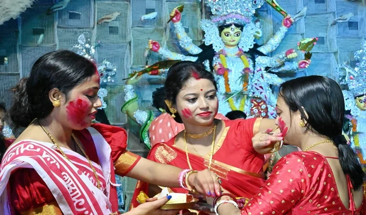 “Durga Puja Travel Tips: अगर दुर्गा पूजा देखने पश्चिम बंगाल जा रहे हैं, तो इन 5 बातों का ध्यान रखें — सफर होगा यादगार”