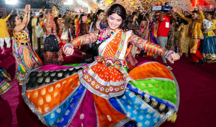 नवरात्रि में गरबा-डांडिया का असली आनंद लेने के लिए Delhi-NCR की इन जगहों पर ज़रूर जाएं।