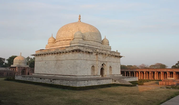 Historic Places of MP: मध्य प्रदेश की इन मशहूर जगहों को ट्रैवल प्लान में करें शामिल, मिलेगा अद्भुत अनुभव।