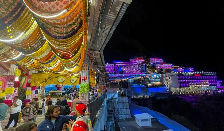 Sharadiya Navratri 2025 स्पेशल: इन मंदिरों में दर्शन करने से बढ़ेगी किस्मत, पूरी होंगी आपकी सभी मनोकामनाएँ!