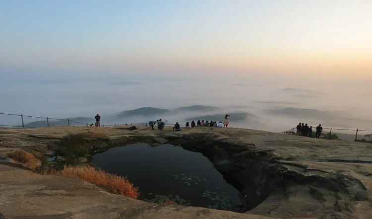 One Day Trip From Mirzapur: वेब सीरीज़ की छवि से अलग, मिर्जापुर के आसपास मौजूद हैं ये खूबसूरत जगहें—वीकेंड ट्रिप के लिए बढ़िया विकल्प।
