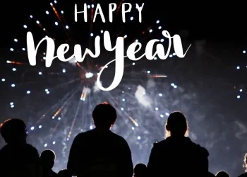 New Year Traditions: इन देशों में नए साल का स्वागत बड़े ही अनोखे और खास तरीकों से किया जाता है।
