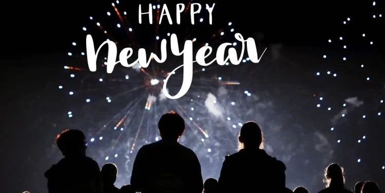 New Year Traditions: इन देशों में नए साल का स्वागत बड़े ही अनोखे और खास तरीकों से किया जाता है।