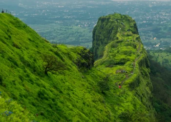 Adventure Lover के लिए परफेक्ट: Maharashtra से Karnataka तक ये 3 Trekking Peaks