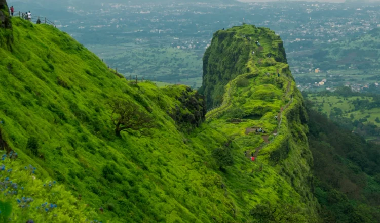 Adventure Lover के लिए परफेक्ट: Maharashtra से Karnataka तक ये 3 Trekking Peaks