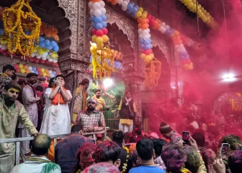 Braj Holi Trip: बजट में रंगों भरी यादगार यात्रा