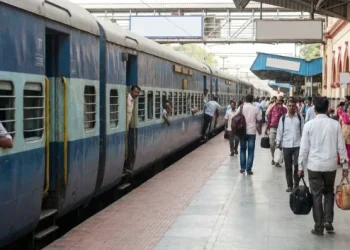 Train Travel Alert: LPG की कमी का असर ट्रेनों पर! पैंट्री कार सेवा प्रभावित हो सकती है, ऐसे करें सफर में खाने का इंतजाम