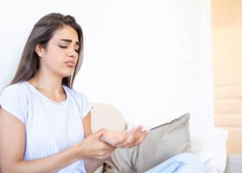 नसें कमजोर होने के शुरुआती संकेत: इन लक्षणों को नजरअंदाज करना पड़ सकता है भारी