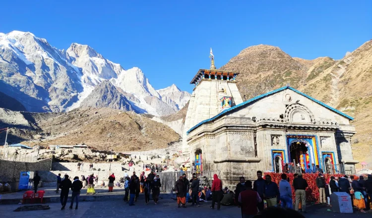 केदारनाथ यात्रा: हेलिकॉप्टर से जाएं या करें ट्रेकिंग? जानें कौन सा ऑप्शन बेहतर