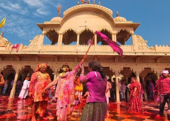 Barsana की लट्ठमार होली क्यों है इतनी खास? जानिए राधा-कृष्ण की इस अनोखी परंपरा का इतिहास
