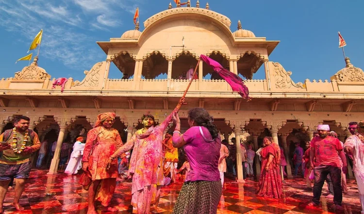 Barsana की लट्ठमार होली क्यों है इतनी खास? जानिए राधा-कृष्ण की इस अनोखी परंपरा का इतिहास