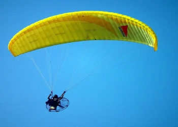 Paragliding in India: हवा में उड़ने का रोमांच, Bir Billing से Goa तक के Top Spots