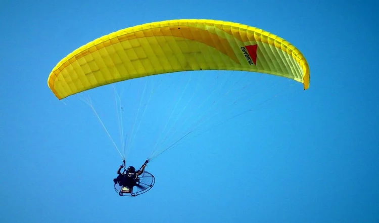 Paragliding in India: हवा में उड़ने का रोमांच, Bir Billing से Goa तक के Top Spots