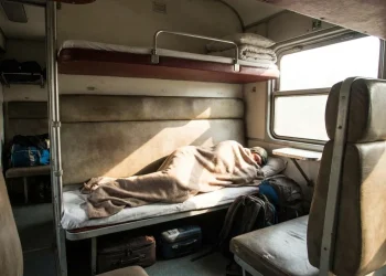 ट्रेन टिकट बुकिंग में न करें ये गलती, जानें Upper vs Lower Berth—आपके लिए कौन है बेस्ट?