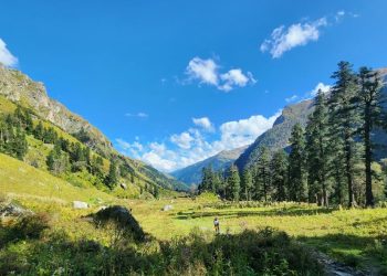 भीड़ से दूर सुकून चाहिए? समर वेकेशन के लिए उत्तराखंड की 5 बेहतरीन ऑफबीट जगहें