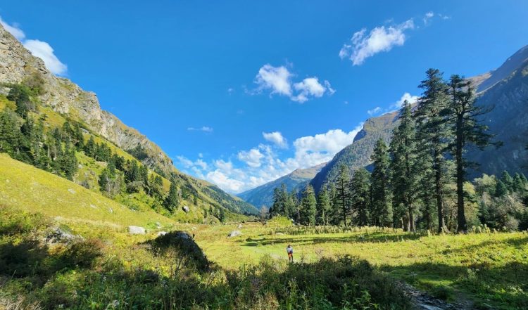 भीड़ से दूर सुकून चाहिए? समर वेकेशन के लिए उत्तराखंड की 5 बेहतरीन ऑफबीट जगहें