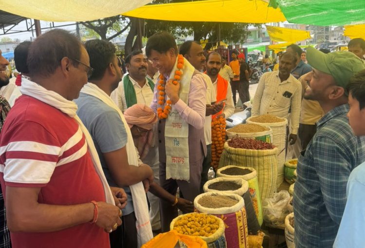 व्यापारियों ने किया एमएलसी पवन सिंह चौहान का अभिनंदन 