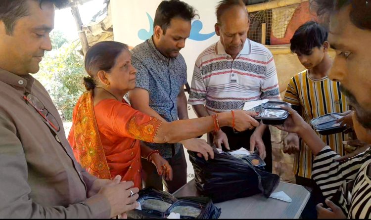 जरूरतमंदों को कराया भोजन, सेवा से खिले चेहरे