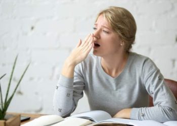 बार-बार जम्हाई आना हो सकता है खतरे का संकेत, जानें किन बीमारियों से हो सकता है संबंध