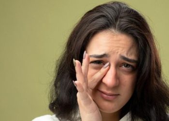 सुबह आंखों में जमने वाला मैल हमेशा सामान्य नहीं, पीला-हरा रंग दे सकता है बीमारी का संकेत