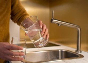 खाने से पहले पानी पीना क्यों सलाह देते हैं डॉक्टर? जानें इसके फायदे और असर