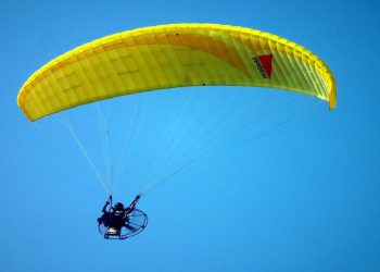 Summer Vacation में चाहिए रोमांच? Paragliding के लिए भारत के ये टॉप डेस्टिनेशन