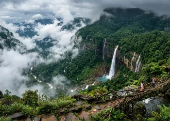 Meghalaya Tourism: आखिर क्यों Nature Lovers की पहली पसंद है चेरापूंजी? जानिए यहां के सबसे खास Tourist Attractions