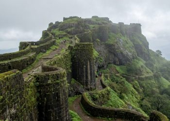लोहागढ़ किला क्यों बना चर्चा का केंद्र? ऐतिहासिक धरोहर के बीच बढ़ी ‘डार्क टूरिज्म’ पर बहस