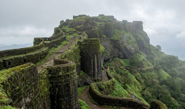 लोहागढ़ किला क्यों बना चर्चा का केंद्र? ऐतिहासिक धरोहर के बीच बढ़ी ‘डार्क टूरिज्म’ पर बहस