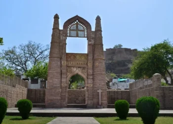 Travel Tips: इतिहास, वास्तुकला और प्रेम की कहानी समेटे है चंदेरी, इन जगहों को देखे बिना सफर अधूरा