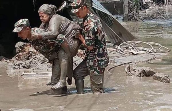 नेपाल में बाढ़ के बाद चीन की चेतावनी, बैरियर झील से बढ़ा था खतरा; भारत ने भेजी राहत सामग्री