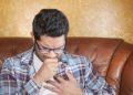 खाना खाने के बाद छाती में क्यों होती है जलन? इन वजहों से बढ़ सकती है परेशानी