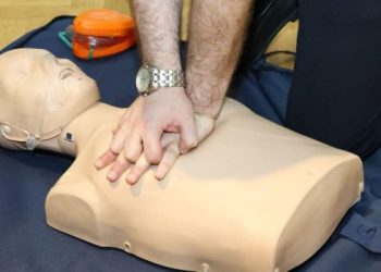 CPR कब देना चाहिए और कब नहीं? जानें छाती दबाने का सही तरीका और जरूरी सावधानियां