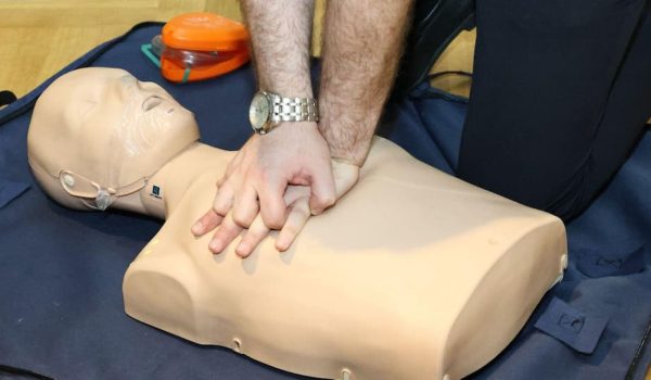 CPR कब देना चाहिए और कब नहीं? जानें छाती दबाने का सही तरीका और जरूरी सावधानियां